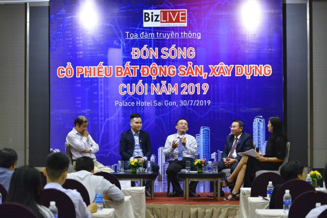 Các chuyên gia chia sẻ tại toạ đàm "Đón sóng cổ phiếu bất động, xây dựng cuối năm 2019" do BizLIVE tổ chức.